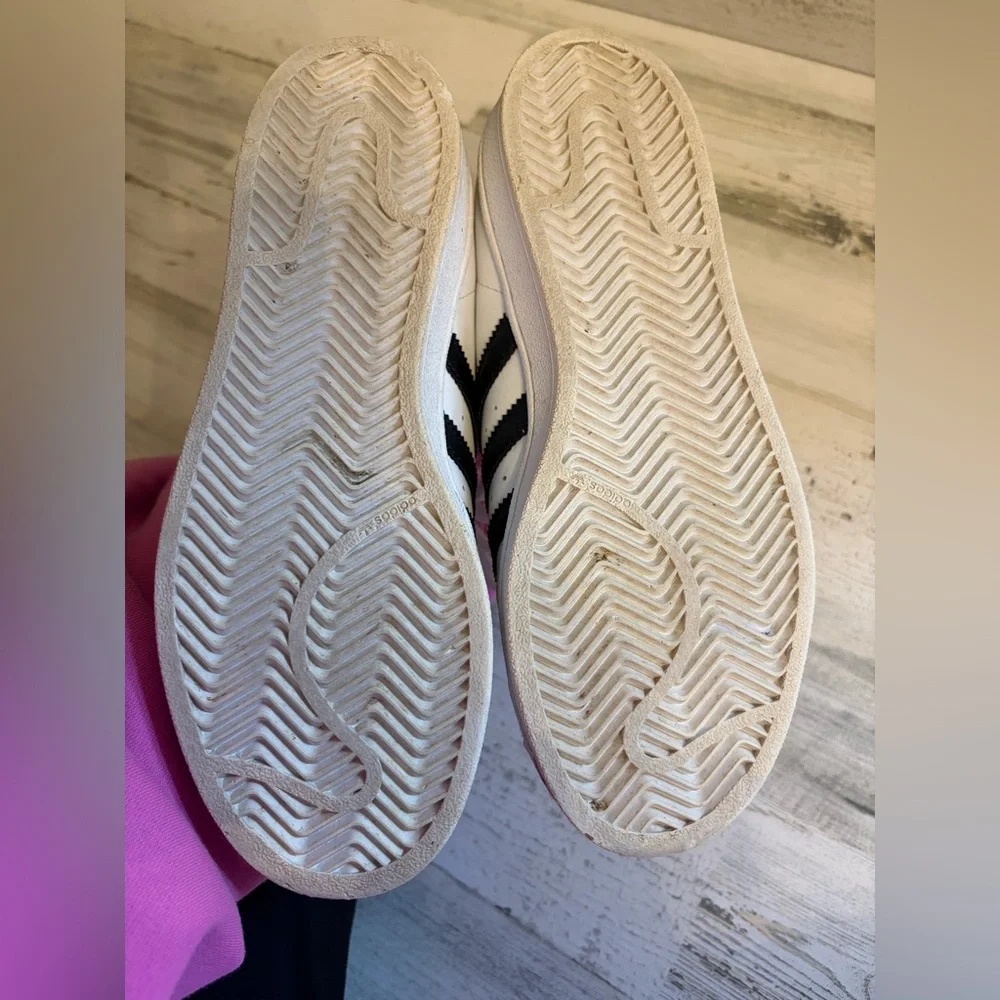 Adidas superstars in white and black - Picture 5 of 6
